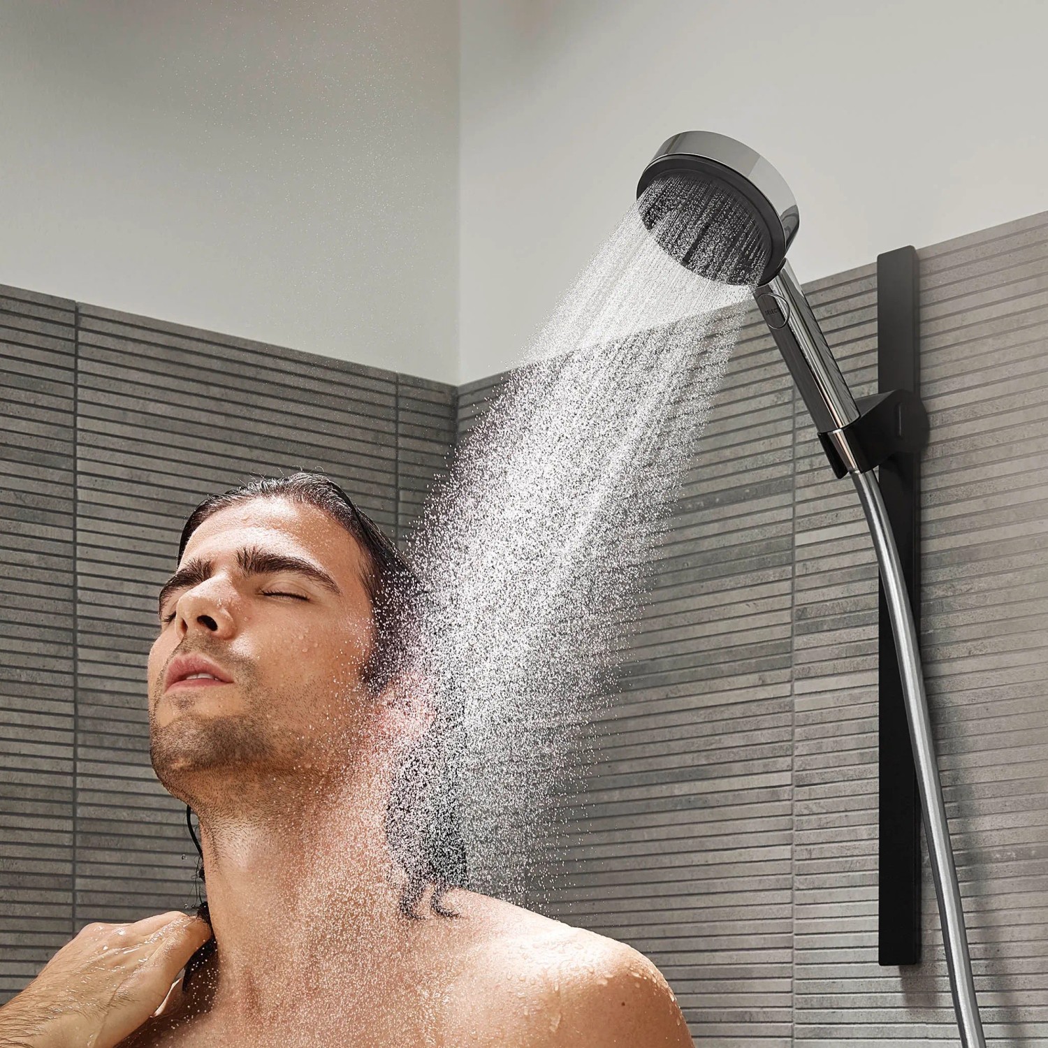 Hansgrohe Pulsify Select S 105 Handbrause Chrom mit 3 Strahlarten im Einsatz.
