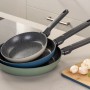 Fackelmann Pfannen Set Balance, 3-teilig, mit Keramikbeschichtung in Grün, Blau und Grau.