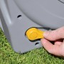 Detailaufnahme: Gelbe Kurbel der Hozelock Schlauchtrommel Fast Reel zum Aufrollen des Gartenschlauchs.