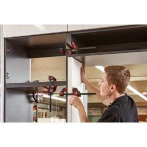 Anwendung der Bessey Einhandzwinge EZM 150/60 beim Möbelbau.