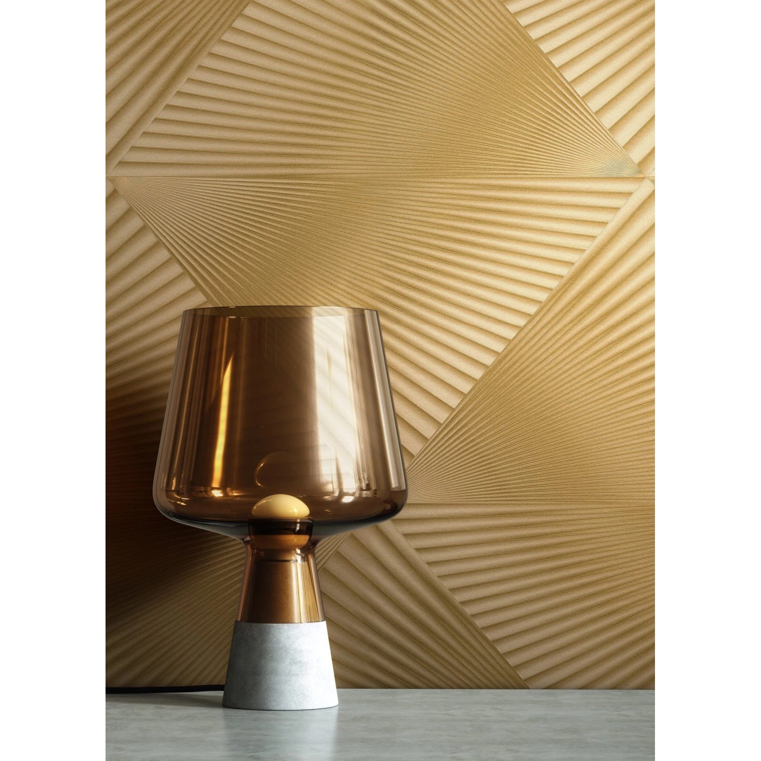 Goldene Vliestapete Aristeo mit modernem, strukturiertem Grafikmuster. Dekorative Wandgestaltung für Ihr Zuhause.