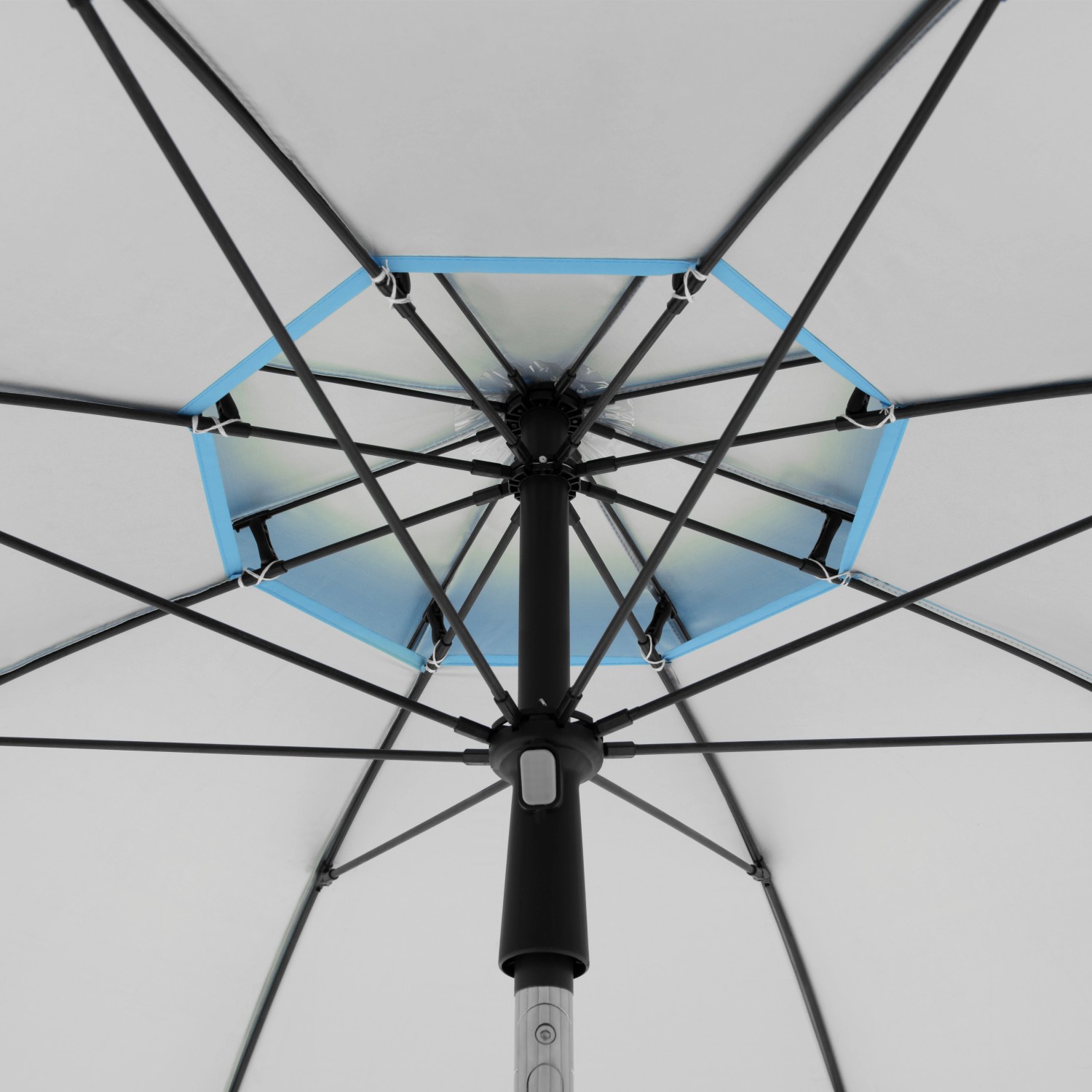Detailaufnahme: Doppler Windprofi Neo 200 Strandschirm in Blau, Blick von unten auf das geöffnete Schirmdach.