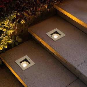 Beige QAZQA Oneon Bodeneinbaustrahler mit GU10 Fassung auf einer Treppe.