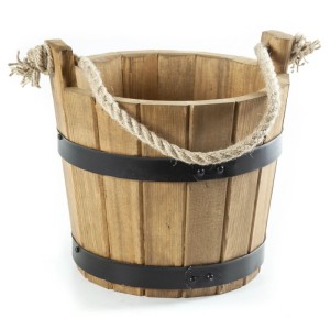 Rustikaler Holz-Pflanzkübel mit Seilgriffen, hellem Kiefernholz und schwarzen Metallbändern. Ideal für Blumenkästen.