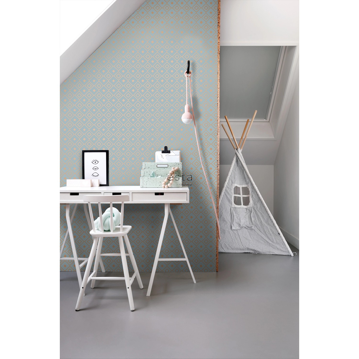 ESTAhome Vliestapete mit Karomuster in Blau und Kupferbraun im Kinderzimmer.