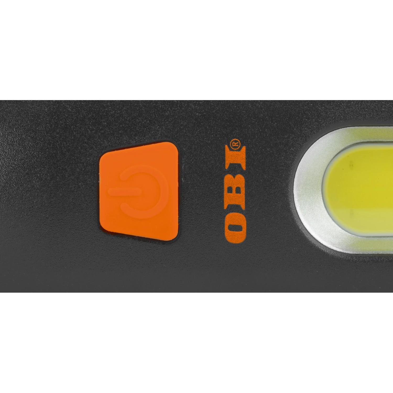 Detailaufnahme: OBI Arbeitsleuchte COB-LED mit orangem An/Aus-Schalter und Logo.