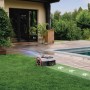 Segway Navimow i206E AWD Mähroboter für 600 m² Fläche im Einsatz auf Rasen vor Haus mit Pool.