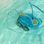 Steinbach Bodensauger Speedcleaner Poolrunner im Pool, blau-weißes Design.