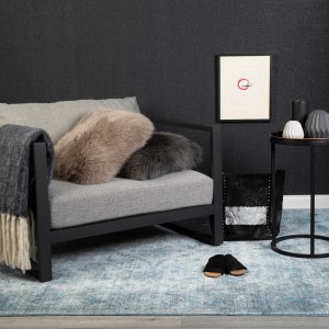 Blauer Teppich Obsession My Laos 454 (80x150 cm) im Wohnzimmer mit Sessel und Deko.