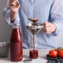 Dr. Oetker Smoothie Flasche (750ml) beim Einfüllen von Smoothie. Küchenhelfer für gesunde Getränke.