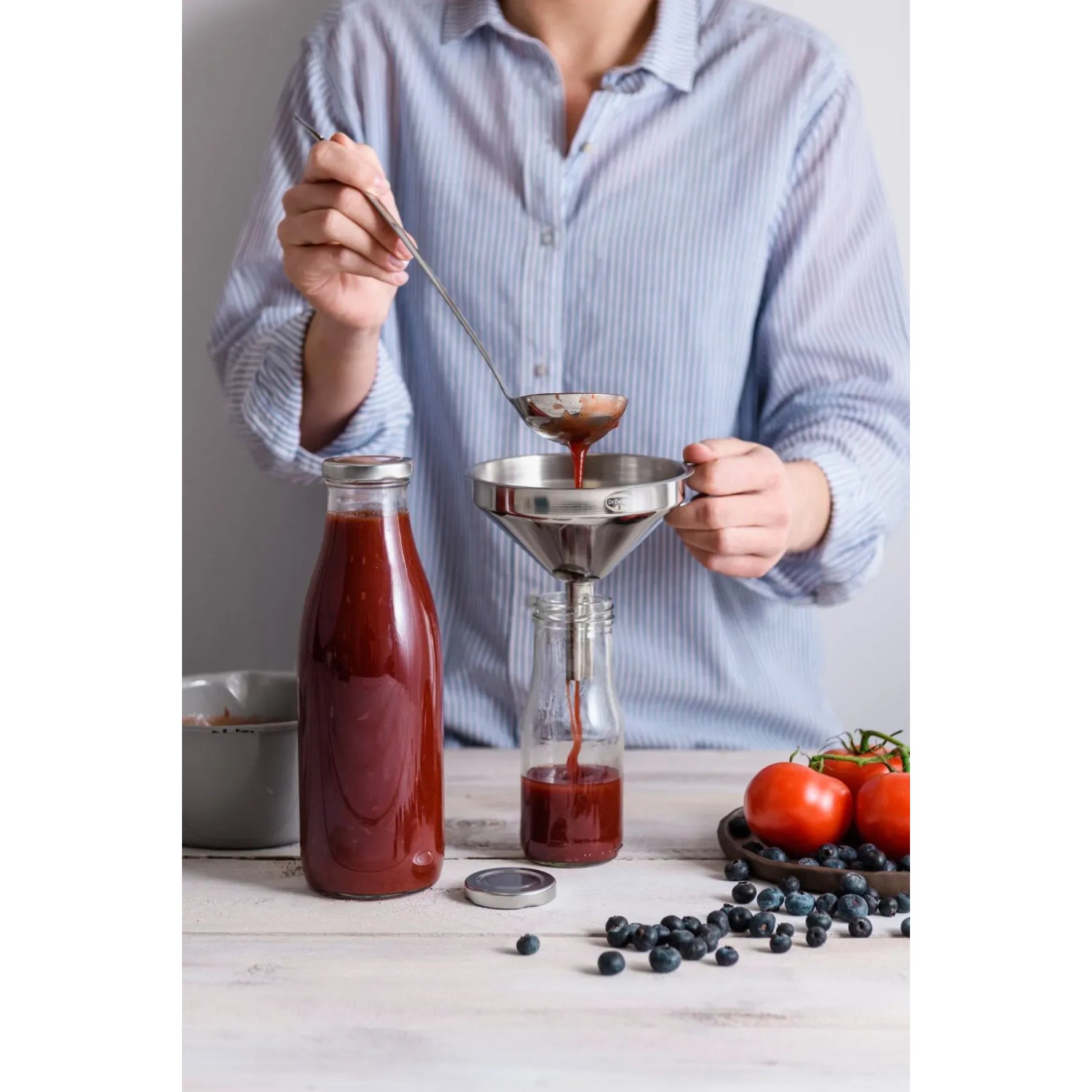 Dr. Oetker Smoothie Flasche (750ml) beim Einfüllen von Smoothie. Küchenhelfer für gesunde Getränke.