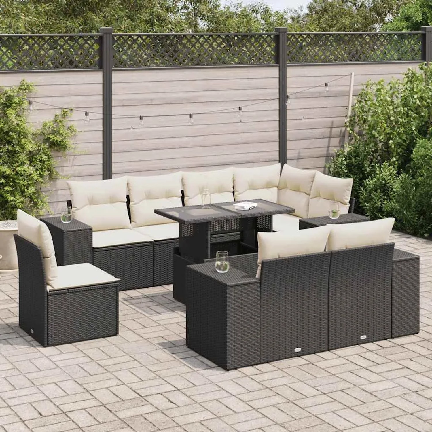 Schwarze 9-tlg. vidaXL Garten-Sofagarnitur mit cremefarbenen Kissen und Tisch.