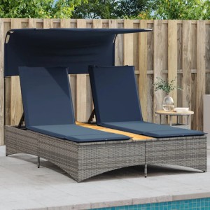Graue Doppel-Sonnenliege mit Dach und blauen Kissen aus Polyrattan für den Garten.