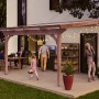 Skan Holz Terrassenüberdachung Ravenna aus Douglasie mit Doppelstegplatten und Personen.