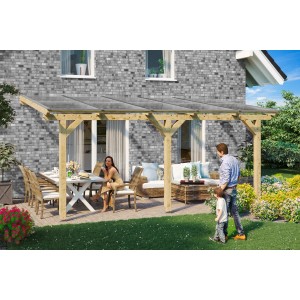 Skan Holz Terrassenüberdachung Bormio aus Leimholz mit klarer Polycarbonat-Dacheindeckung. Familienszene.