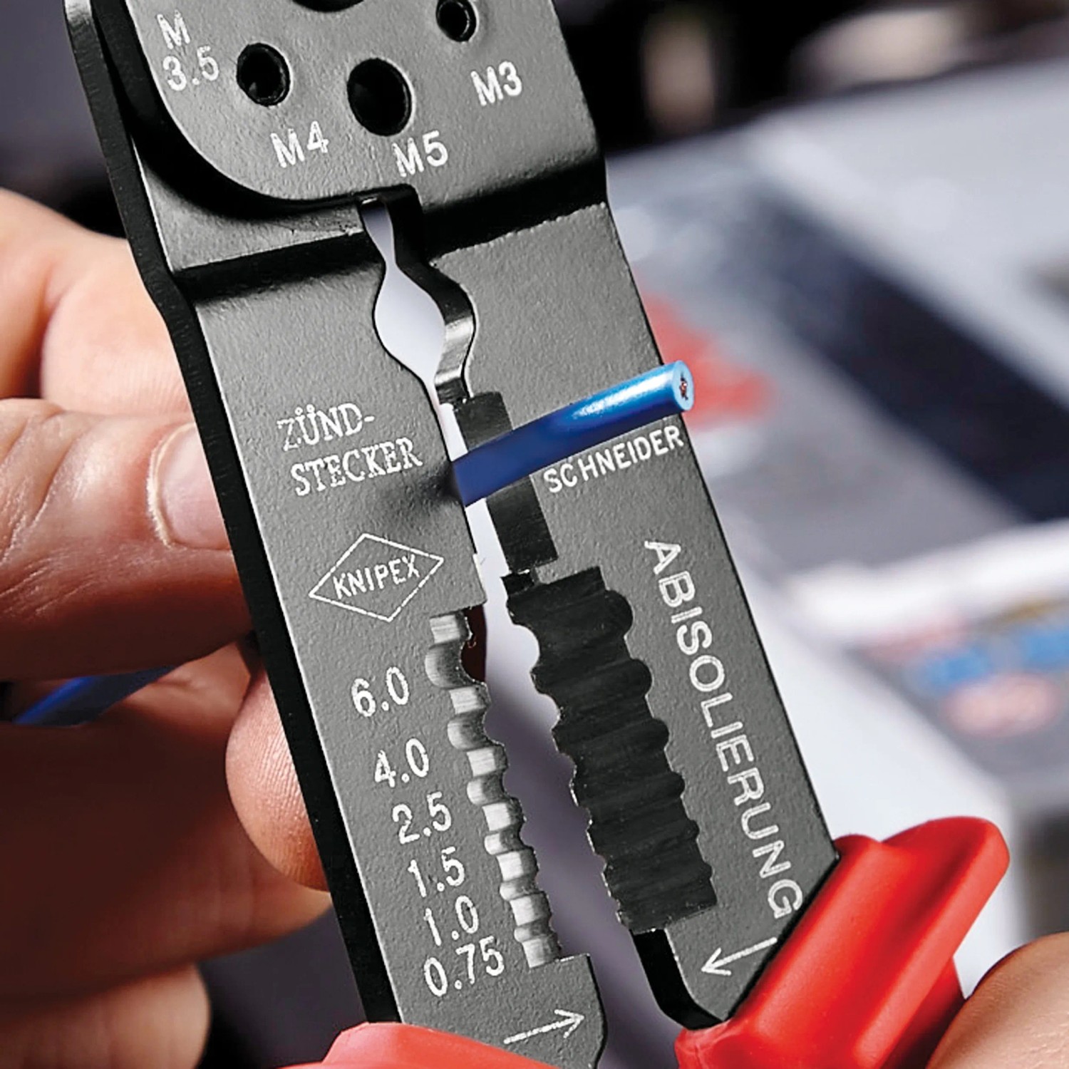 Knipex Crimpzange zum Abisolieren und Crimpen von Kabeln, mit Mehrkomponenten-Hüllen und Kabelschneider.