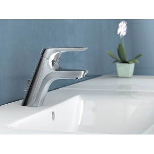 Ideal Standard Ceramix Blue Waschtischarmatur in Chrom auf einem weißen Waschbecken.