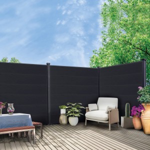 Anthrazitfarbener WPC Sichtschutzzaun Paneel XL (3 Stück) im Gartenambiente.