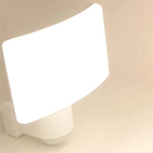 Weiße LED Eingangsleuchte TOS mit Bewegungsmelder, leuchtet hell. Ideal für den Außenbereich.