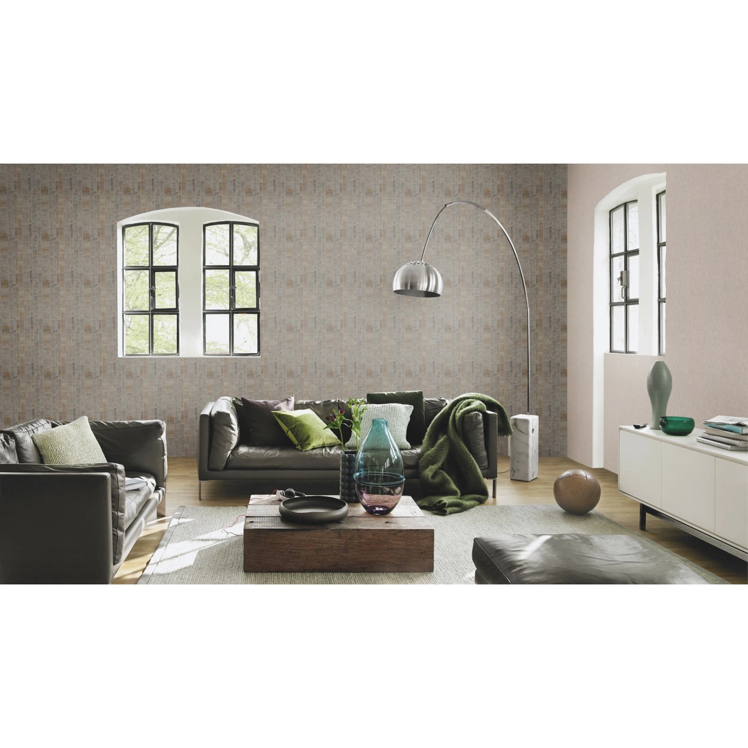 Wohnzimmer mit grauer Rasch Vliestapete Factory IV 428216 im Fliesendesign.