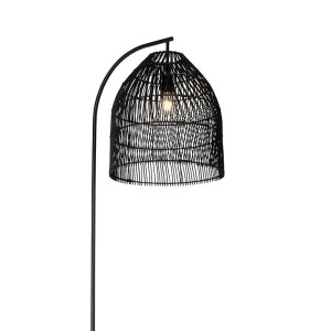 Schwarze QAZQA Stehlampe Sam im Landhausstil mit Rattan-Schirm.
