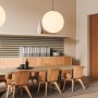 AS-Creation 3D-Panel Pop up Tapete in Beige-Braun mit Holzpaneel-Optik im modernen Esszimmer.
