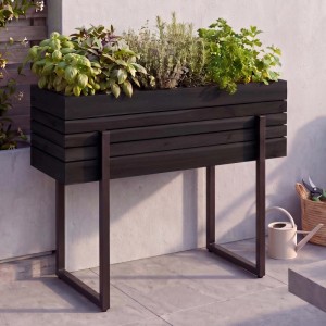 Modernes schwarzes Hochbeet aus Akazienholz und Metall, gefüllt mit frischen Kräutern. Perfekt für Balkon, Terrasse, Garten.