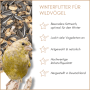 Grünfink auf Ast vor Supravit Winterfutter Streufuttermischung. Energiereiches Wildvogelfutter für den Winter.