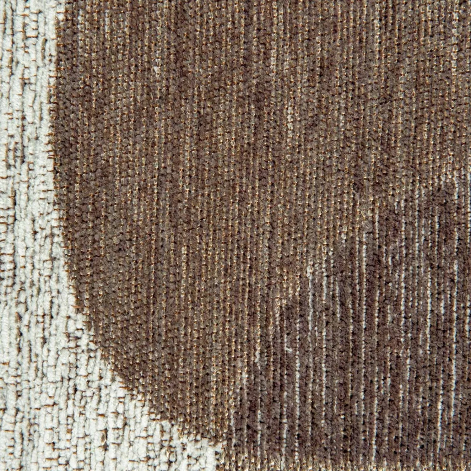 Detailansicht des Lola&Moi Teppich Easther Silber, 140x200cm, mit braun-weißem Muster.