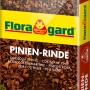 Palette Floragard Pinienrinde, grob (25-40mm), 2340L (39x60L), zur Bodenabdeckung und Dekoration im Garten.