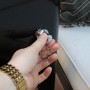 Detailaufnahme: Hand öffnet Flaschenöffner am schwarzen Axi Kühlwagen Retro 76 l.