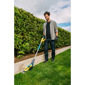 Mann nutzt Gloria FineCut Grasschere mit Griffverlängerung zum Rasenkantenschneiden.