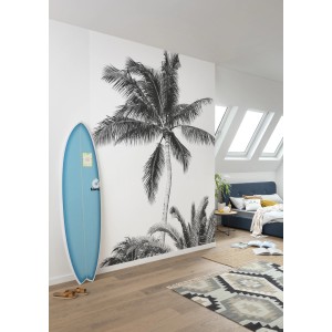 Komar Vliesfototapete Retro Palm (200x250cm) im Raum mit Surfbrett und Bett.