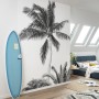 Komar Vliesfototapete Retro Palm (200x250cm) im Raum mit Surfbrett und Bett.