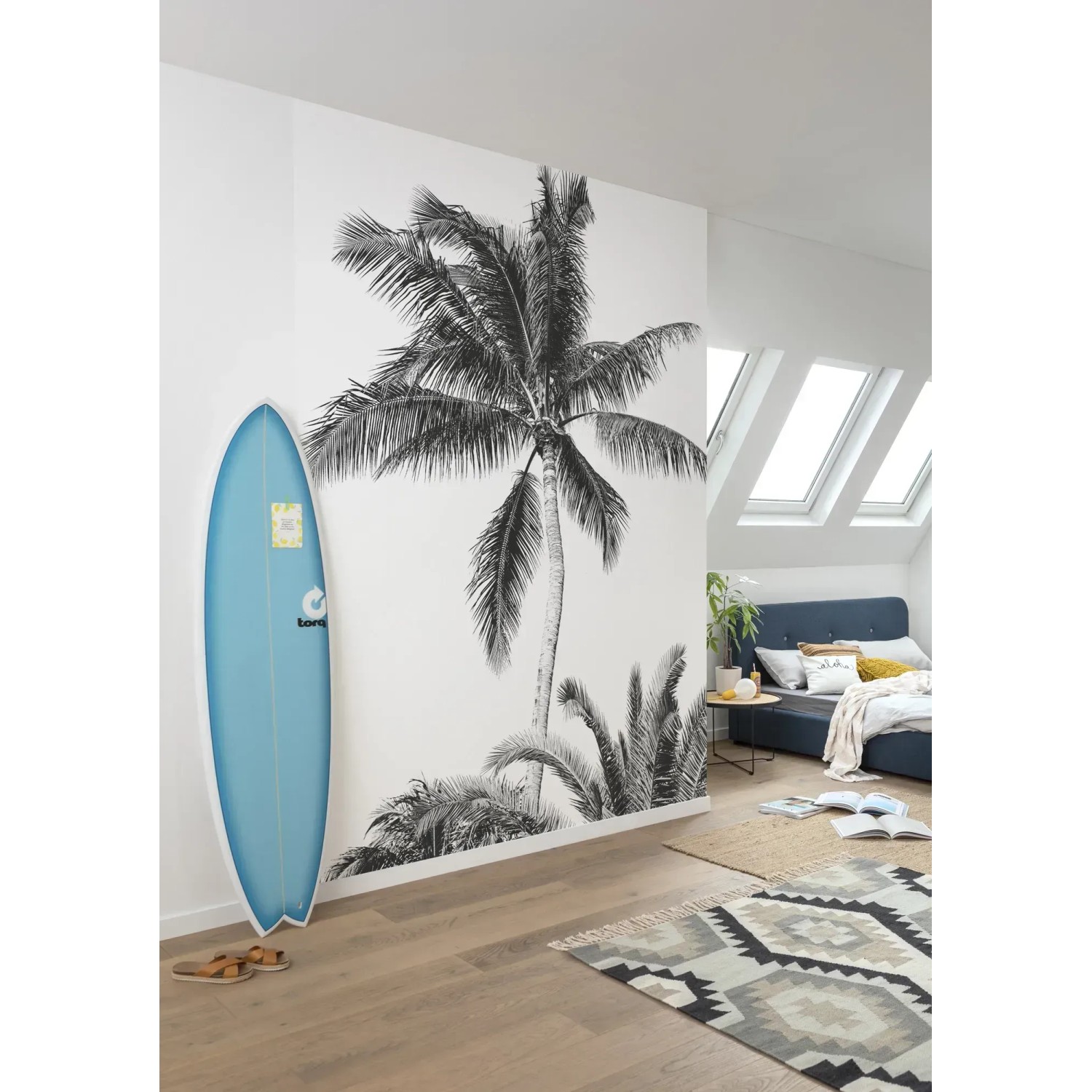 Komar Vliesfototapete Retro Palm (200x250cm) im Raum mit Surfbrett und Bett.