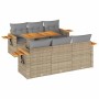 Beige 7-teilige Garten-Sofagarnitur aus Rattan mit Akazienholz-Akzenten und hellgrauen Kissen.