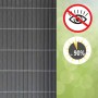 Grauer PVC Sichtschutz für Balkon & Garten mit blickdichten Stäben. Zeigt Icons für Privatsphäre & ca. 90% UV-Schutz.