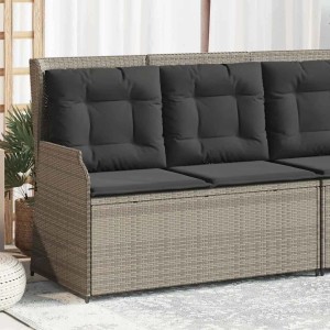 Hellgraue Poly Rattan Gartenbank mit dunklen, getufteten Kissen. Verstellbare Relaxbank für Lounge-Gartenmöbel.