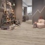 Verlegter Click-Vinylboden Wildau Eiche in einem Kinderzimmer mit Spielzeug.