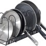 Ausziehbarer Wenko Deckel- und Pfannenhalter in Schwarz mit Pfannen und Deckeln.