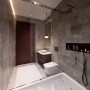 Modernes Bad mit grauen Bodenfliesen Denver Feinsteinzeug, Dusche, Badewanne und Waschtisch.