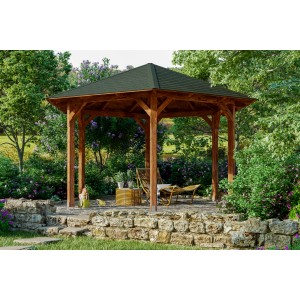 Skan Holz Pavillon Colmar 3 aus Douglasie, Ø 480 cm, Nussbraun, mit Dachschindeln und Gartenmöbeln.