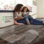 Transparente Karat Bodenschutzmatte schützt Hartböden; mit Mutter und Kind.