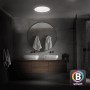 Moderne, dimmbare Brilo LED-Deckenleuchte Barny S in Weiß mit Sternendekor im Badezimmer.
