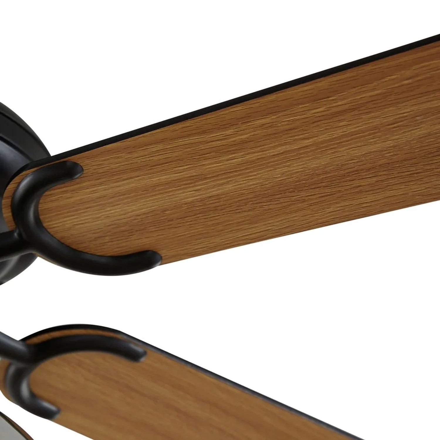 Detailaufnahme: QAZQA Deckenventilator Mistral Busa, schwarz mit Holzoptik Flügel.