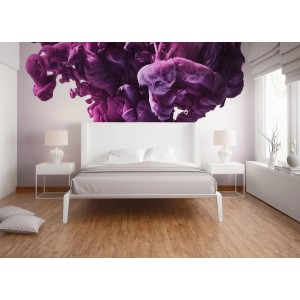 Fototapete mit abstraktem Rauch in Lila und Weiß im Schlafzimmer.