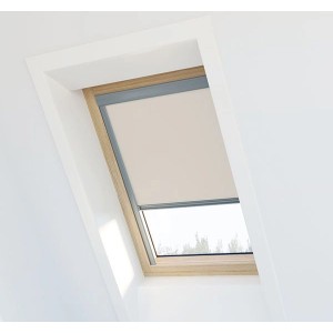 Beiges Avosdim Verdunkelungsrollo für Velux MK06 Dachfenster im weißen Dachzimmer.