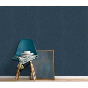 Erismann Vliestapete Elysium Dynamic Flow Petrol, petrolfarbene Wand mit Stuhl und Deko.