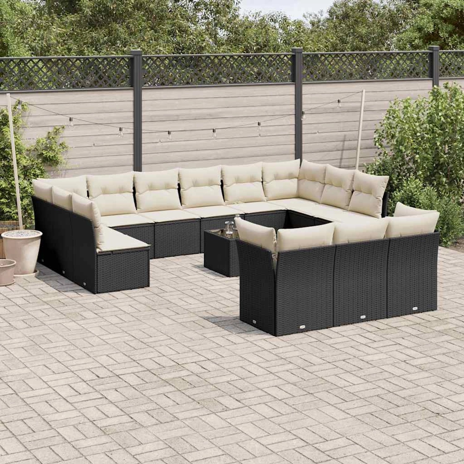 Schwarze 14-tlg. Garten-Sofagarnitur aus Rattan mit cremefarbenen Kissen und Tisch.