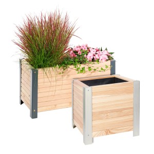 Wilk Pflanzkübel aus Lärche mit Metallbeschlägen in Silber-Alu, bepflanzt mit Gräsern und Blumen.